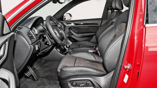 Banco usa couro nas laterais e o sofisticado revestimento Alcantara no centro | <a href="https://quatrorodas.abril.com.br/carros/testes/audi-rs-q3-802167.shtml" target="_blank" rel="migration">Leia mais</a> Banco usa couro nas laterais e o sofisticado revestimento Alcantara no centro | <a href="https://quatrorodas.abril.com.br/carros/testes/audi-rs-q3-802167.shtml" target="_blank" rel="migration">Leia mais</a>