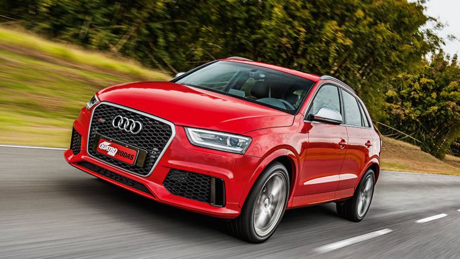 RS Q3 tem grade tipo colmeia e tomadas de ar no para-choque | <a href="https://quatrorodas.abril.com.br/carros/testes/audi-rs-q3-802167.shtml" target="_blank" rel="migration">Leia mais</a>