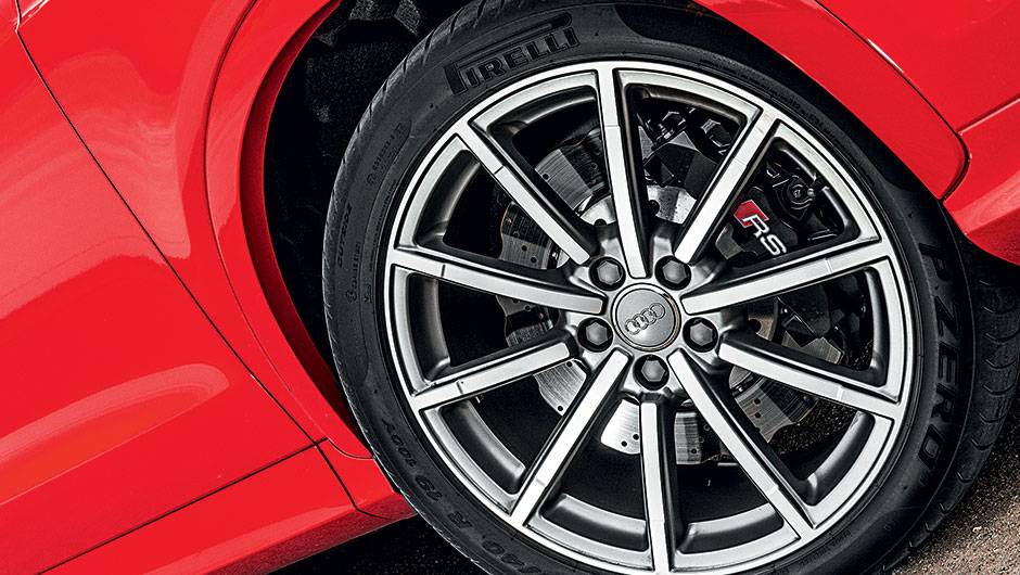 Roda aro 19 &eacute; exclusiva da vers&atilde;o RS | <a href="https://quatrorodas.abril.com.br/carros/testes/audi-rs-q3-802167.shtml" target="_blank" rel="migration">Leia mais</a>