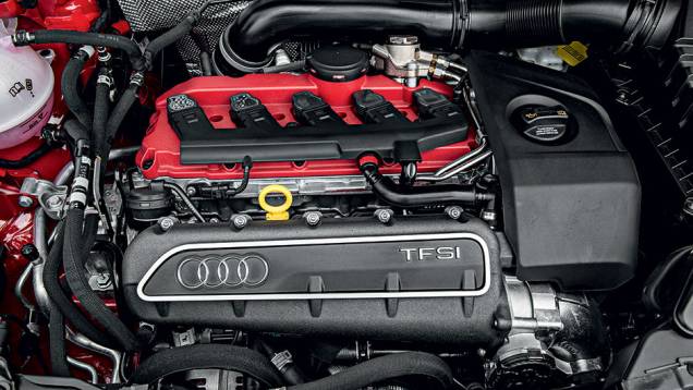 Motor de cinco cilindros gera 310 cv | <a href="https://quatrorodas.abril.com.br/carros/testes/audi-rs-q3-802167.shtml" target="_blank" rel="migration">Leia mais</a>