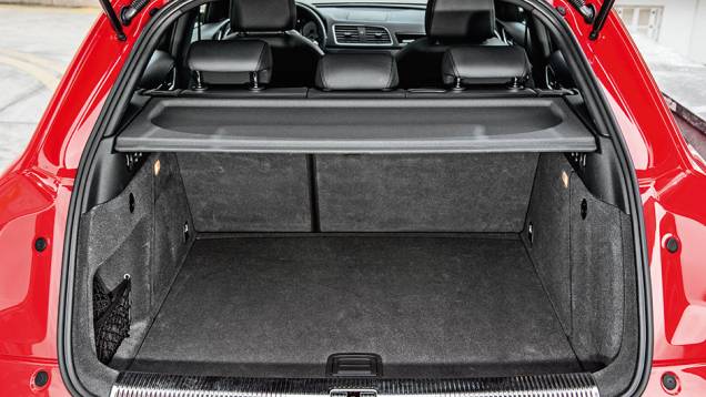 Porta-malas tem 356 litros, menos que os 362 de um EcoSport | <a href="https://quatrorodas.abril.com.br/carros/testes/audi-rs-q3-802167.shtml" target="_blank" rel="migration">Leia mais</a> Porta-malas tem 356 litros, menos que os 362 de um EcoSport | <a href="https://quatrorodas.abril.com.br/carros/testes/audi-rs-q3-802167.shtml" target="_blank" rel="migration">Leia mais</a>