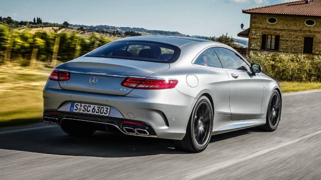 Visto de trás, ele nada lembra o Classe S sedã | <a href="https://quatrorodas.abril.com.br/carros/impressoes/mercedes-benz-s-63-amg-coupe-802403.shtml" target="_blank" rel="migration">Leia mais</a>