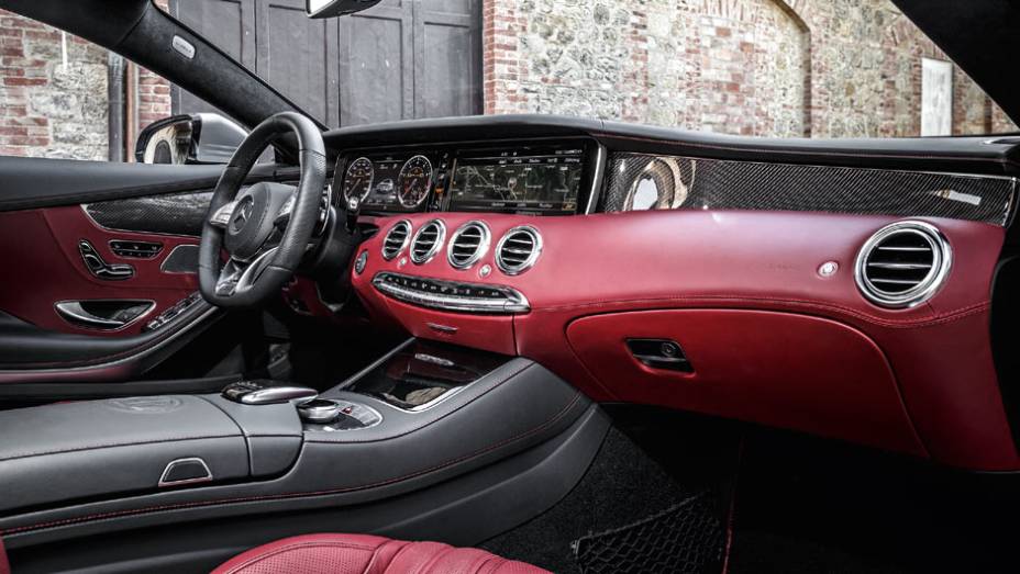 Duas telas interligadas fazem as vezes de quadro de instrumentos e painel de controle | <a href="https://quatrorodas.abril.com.br/carros/impressoes/mercedes-benz-s-63-amg-coupe-802403.shtml" target="_blank" rel="migration">Leia mais</a>