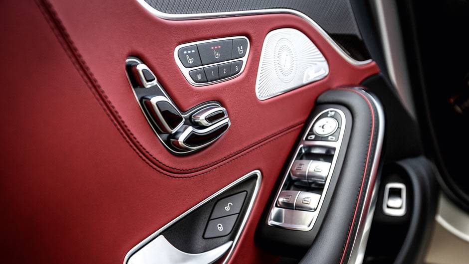 Esmero nos detalhes de alum&iacute;nio polido das portas | <a href="https://quatrorodas.abril.com.br/carros/impressoes/mercedes-benz-s-63-amg-coupe-802403.shtml" target="_blank" rel="migration">Leia mais</a>