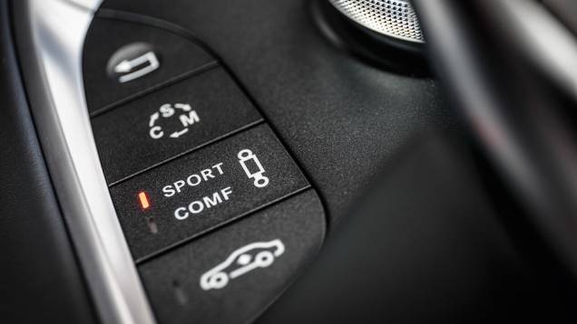 Há três modos de ajuste de câmbio/motor e dois da suspensão pneumática | <a href="https://quatrorodas.abril.com.br/carros/impressoes/mercedes-benz-s-63-amg-coupe-802403.shtml" target="_blank" rel="migration">Leia mais</a>