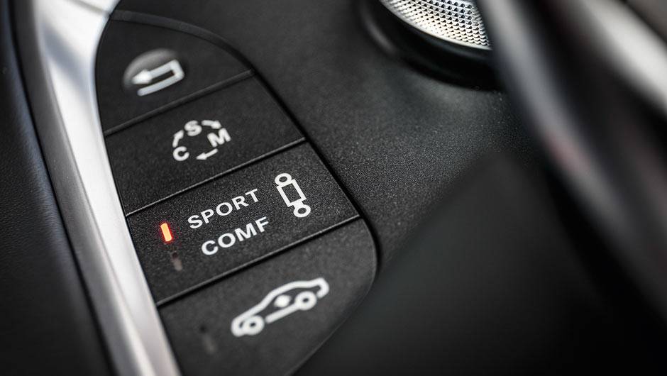 H&aacute; tr&ecirc;s modos de ajuste de c&acirc;mbio/motor e dois da suspens&atilde;o pneum&aacute;tica | <a href="https://quatrorodas.abril.com.br/carros/impressoes/mercedes-benz-s-63-amg-coupe-802403.shtml" target="_blank" rel="migration">Leia mais</a>