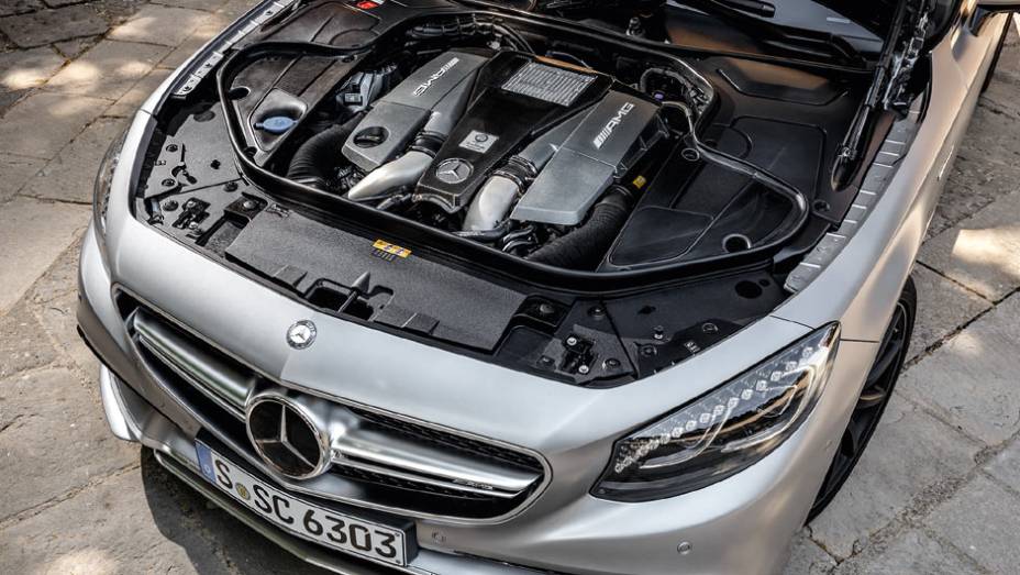 V8 biturbo de 5,5 litros gera 585 cv e trabalha em sintonia com o câmbio automatizado de sete marchas | <a href="https://quatrorodas.abril.com.br/carros/impressoes/mercedes-benz-s-63-amg-coupe-802403.shtml" target="_blank" rel="migration">Leia mais</a>