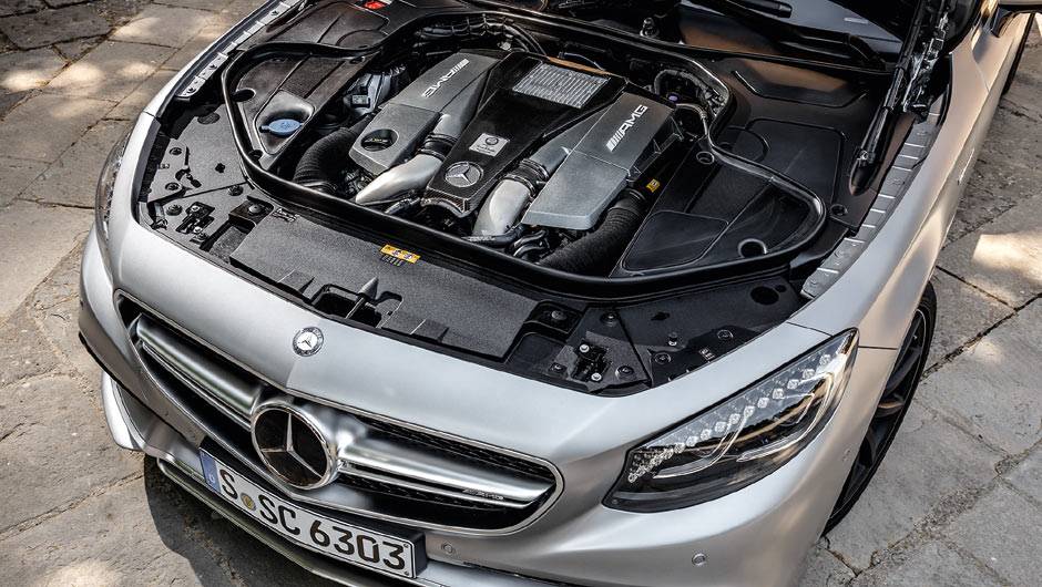 V8 biturbo de 5,5 litros gera 585 cv e trabalha em sintonia com o c&acirc;mbio automatizado de sete marchas | <a href="https://quatrorodas.abril.com.br/carros/impressoes/mercedes-benz-s-63-amg-coupe-802403.shtml" target="_blank" rel="migration">Leia mais</a>