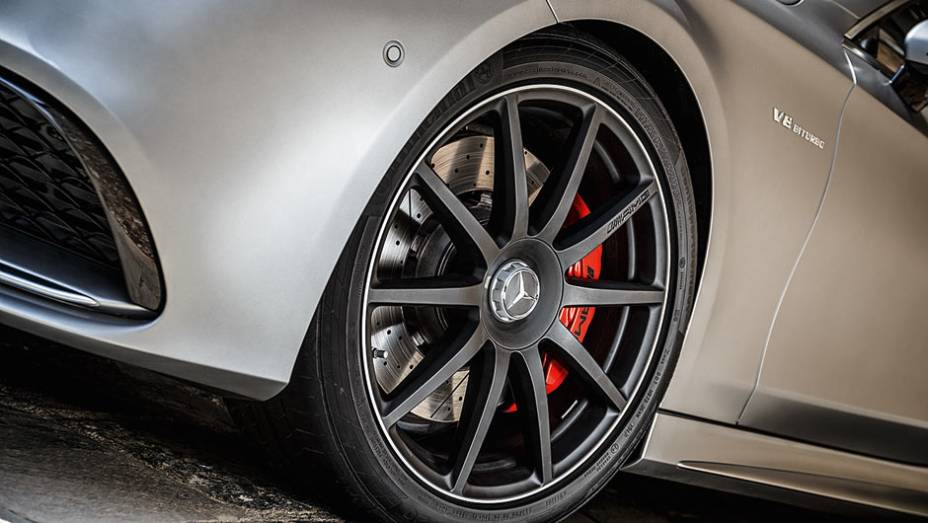 Rodas de 18 polegadas de série, freios de cerâmica como opcional | <a href="https://quatrorodas.abril.com.br/carros/impressoes/mercedes-benz-s-63-amg-coupe-802403.shtml" target="_blank" rel="migration">Leia mais</a>