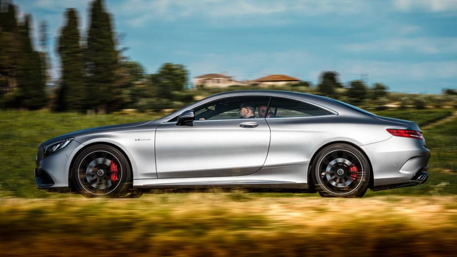 Apesar de ter só duas portas e quatro lugares, o cupê mede 5,04 metros | <a href="https://quatrorodas.abril.com.br/carros/impressoes/mercedes-benz-s-63-amg-coupe-802403.shtml" target="_blank" rel="migration">Leia mais</a>