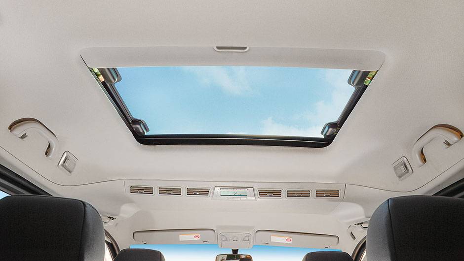 Para a turma de tr&aacute;s, teto solar e ajustes de ar | <a href="https://quatrorodas.abril.com.br/carros/impressoes/jac-t8-800521.shtml" target="_blank" rel="migration">Leia mais</a>