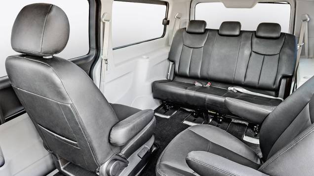 Na segunda fila, os bancos são giratórios, num ambiente com muito espaço para cinco | <a href="https://quatrorodas.abril.com.br/carros/impressoes/jac-t8-800521.shtml" target="_blank" rel="migration">Leia mais</a> Na segunda fila, os bancos são giratórios, num ambiente com muito espaço para cinco | <a href="https://quatrorodas.abril.com.br/carros/impressoes/jac-t8-800521.shtml" target="_blank" rel="migration">Leia mais</a>