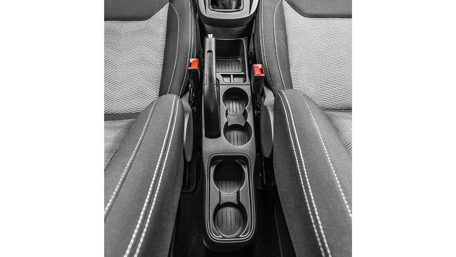 Porta-trecos e espa&ccedil;o para copo ao alcance de quem vai atr&aacute;s | <a href="https://quatrorodas.abril.com.br/carros/testes/novo-ford-ka-795762.shtml" rel="migration">Leia mais</a>