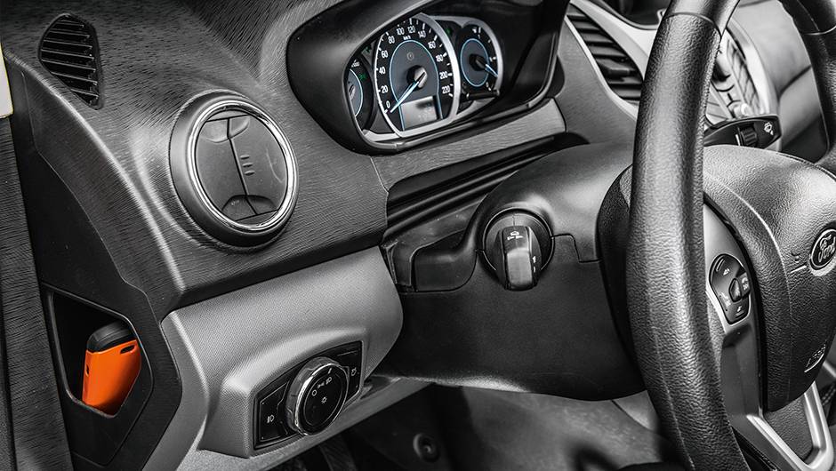 Onde menos se espera encontram-se pr&aacute;ticos porta-objetos: espa&ccedil;o oculto para celular no painel, | <a href="https://quatrorodas.abril.com.br/carros/testes/novo-ford-ka-795762.shtml" rel="migration">Leia mais</a>