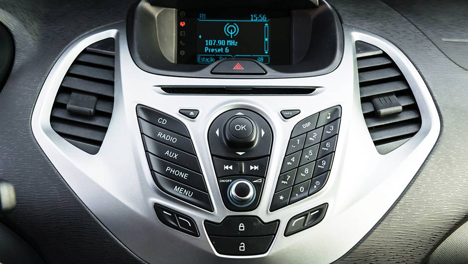 Tela do sistema multim&iacute;dia n&atilde;o &eacute; touch, | <a href="https://quatrorodas.abril.com.br/carros/testes/novo-ford-ka-795762.shtml" rel="migration">Leia mais</a>