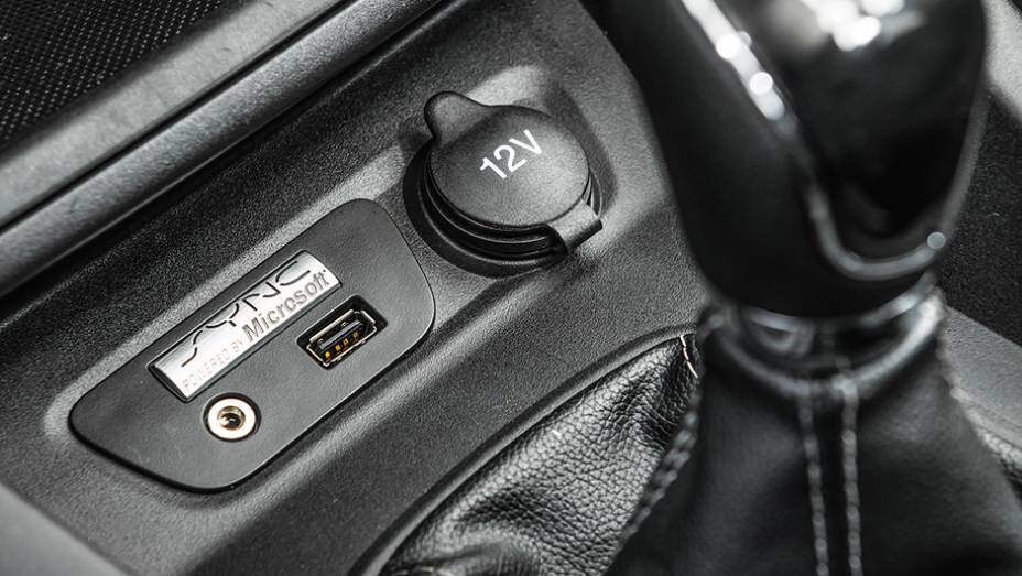 … mas tem entrada USB e auxiliar e comando no volante | <a href="https://quatrorodas.abril.com.br/carros/testes/novo-ford-ka-795762.shtml" rel="migration">Leia mais</a>