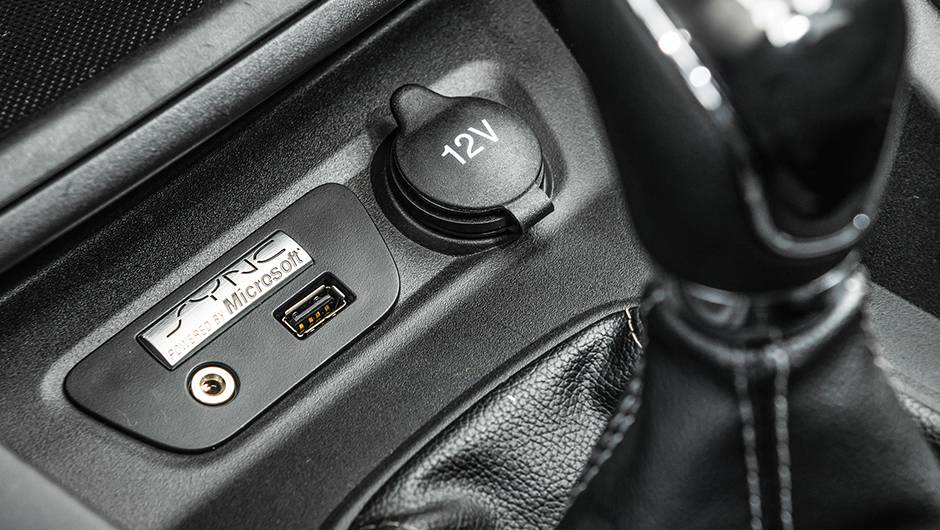  mas tem entrada USB e auxiliar e comando no volante | <a href="https://quatrorodas.abril.com.br/carros/testes/novo-ford-ka-795762.shtml" rel="migration">Leia mais</a>