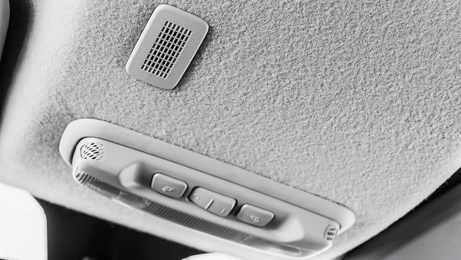 No teto, microfone do viva-voz | <a href="https://quatrorodas.abril.com.br/carros/testes/novo-ford-ka-795762.shtml" rel="migration">Leia mais</a>