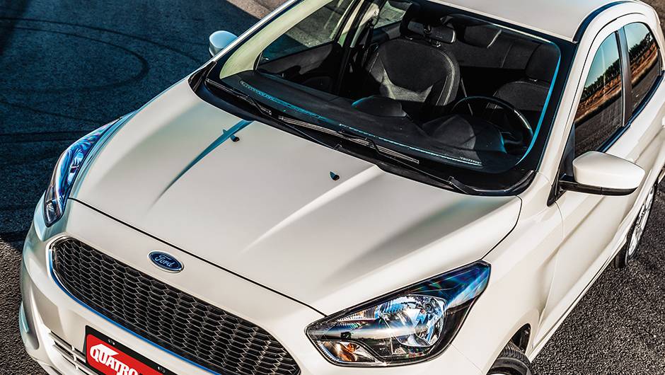 A faixa central impressa na carroceria tem relevo no cap&ocirc; e &eacute; rebaixada no teto | <a href="https://quatrorodas.abril.com.br/carros/testes/novo-ford-ka-795762.shtml" rel="migration">Leia mais</a>