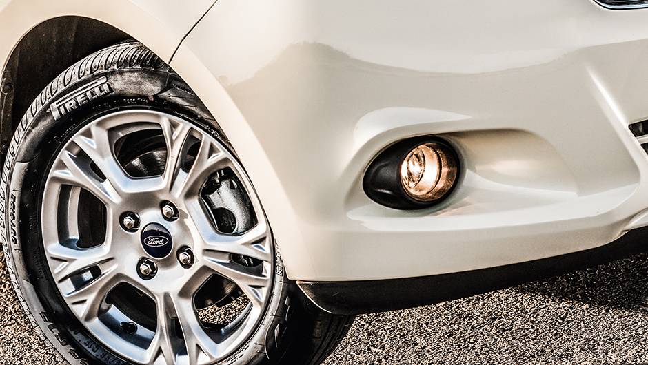 Rodas de liga leve, far&oacute;is de neblina, | <a href="https://quatrorodas.abril.com.br/carros/testes/novo-ford-ka-795762.shtml" rel="migration">Leia mais</a>
