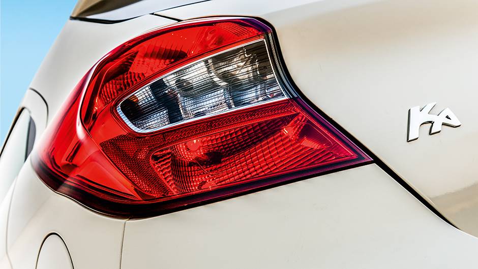  lanternas fum&ecirc; e | <a href="https://quatrorodas.abril.com.br/carros/testes/novo-ford-ka-795762.shtml" rel="migration">Leia mais</a>