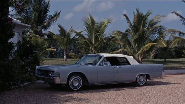 1965: Mais luxuoso do que esportivo, o Lincoln Continental é o modelo do agente em "007 contra a chantagem atômica". | <a href="%20https://quatrorodas.abril.com.br/blogs/planeta-carro/2012/11/07/licenca-para-acelerar/" rel="migration">Leia mais</a>