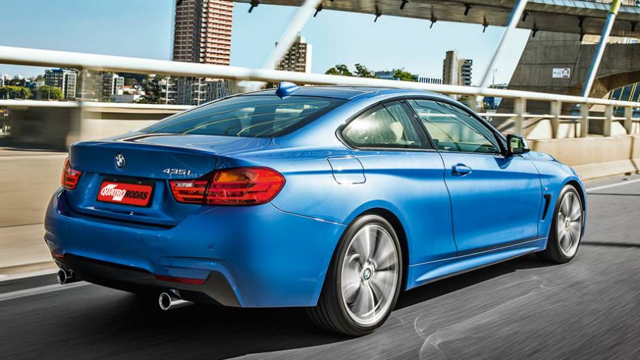 O Série 4 é mais que um Série 3 com duas portas a menos | <a href="https://quatrorodas.abril.com.br/carros/testes/bmw-435i-coupe-m-sport-802673.shtml" target="_blank" rel="migration">Leia mais</a>