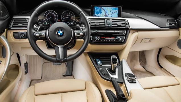 O 435i traz de série câmbio automático de oito marchas e central multimídia com tela de 8 polegadas que permite configurar os ajustes do carro | <a href="https://quatrorodas.abril.com.br/carros/testes/bmw-435i-coupe-m-sport-802673.shtml" target="_blank" rel="migration">Leia m</a>