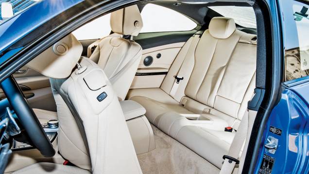 Com duas portas a menos, acesso traseiro é ruim | <a href="https://quatrorodas.abril.com.br/carros/testes/bmw-435i-coupe-m-sport-802673.shtml" target="_blank" rel="migration">Leia mais</a> Com duas portas a menos, acesso traseiro é ruim | <a href="https://quatrorodas.abril.com.br/carros/testes/bmw-435i-coupe-m-sport-802673.shtml" target="_blank" rel="migration">Leia mais</a>