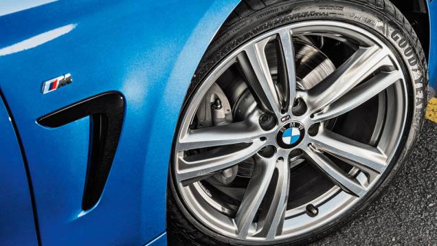 Rodas aro 19 exclusivas do kit M que equipa o primeiro Série 4 do país | <a href="https://quatrorodas.abril.com.br/carros/testes/bmw-435i-coupe-m-sport-802673.shtml" target="_blank" rel="migration">Leia mais</a> Rodas aro 19 exclusivas do kit M que equipa o primeiro Série 4 do país | <a href="https://quatrorodas.abril.com.br/carros/testes/bmw-435i-coupe-m-sport-802673.shtml" target="_blank" rel="migration">Leia mais</a>
