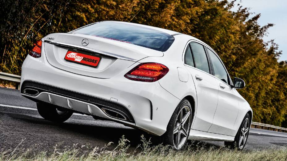 Saída dupla de escape é exclusiva da versão C 250 | <a href="https://quatrorodas.abril.com.br/carros/testes/mercedes-benz-c-250-sport-802663.shtml" target="_blank" rel="migration">Leia mais</a>