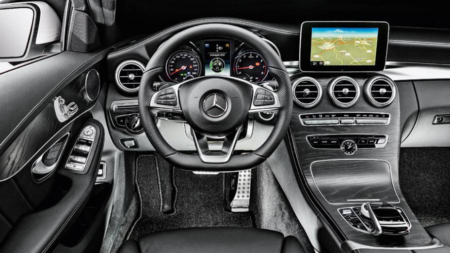 Acabamento da versão Sport traz apliques pretos com acabamento fosco | <a href="https://quatrorodas.abril.com.br/carros/testes/mercedes-benz-c-250-sport-802663.shtml" target="_blank" rel="migration">Leia mais</a>