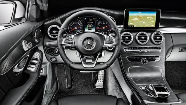 Acabamento da versão Sport traz apliques pretos com acabamento fosco | <a href="https://quatrorodas.abril.com.br/carros/testes/mercedes-benz-c-250-sport-802663.shtml" target="_blank" rel="migration">Leia mais</a> Acabamento da versão Sport traz apliques pretos com acabamento fosco | <a href="https://quatrorodas.abril.com.br/carros/testes/mercedes-benz-c-250-sport-802663.shtml" target="_blank" rel="migration">Leia mais</a>