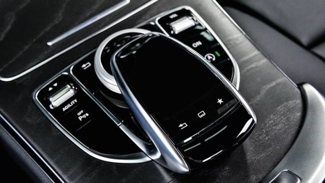 Visual do touchpad lembra um smartphone | <a href="https://quatrorodas.abril.com.br/carros/testes/mercedes-benz-c-250-sport-802663.shtml" target="_blank" rel="migration">Leia mais</a> Visual do touchpad lembra um smartphone | <a href="https://quatrorodas.abril.com.br/carros/testes/mercedes-benz-c-250-sport-802663.shtml" target="_blank" rel="migration">Leia mais</a>