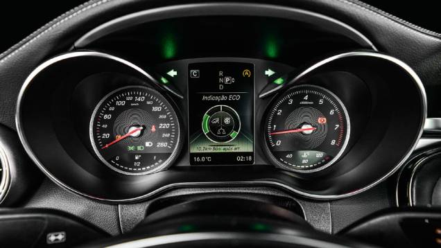 Instrumentos são fáceis de ler | <a href="https://quatrorodas.abril.com.br/carros/testes/mercedes-benz-c-250-sport-802663.shtml" target="_blank" rel="migration">Leia mais</a> Instrumentos são fáceis de ler | <a href="https://quatrorodas.abril.com.br/carros/testes/mercedes-benz-c-250-sport-802663.shtml" target="_blank" rel="migration">Leia mais</a>