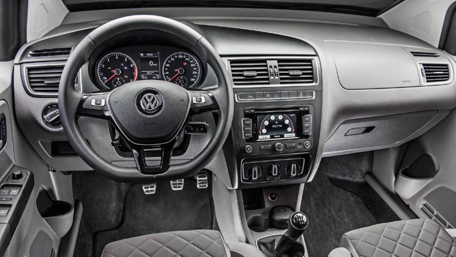 Versão topo de linha Highline tem pedaleiras de alumínio e volante multifuncional | <a href="https://quatrorodas.abril.com.br/carros/impressoes/volkswagen-fox-ed-9-2014-802701.shtml" target="_blank" rel="migration">Leia mais</a>