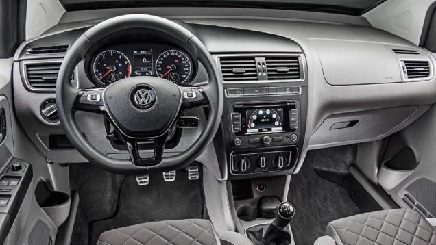 Versão topo de linha Highline tem pedaleiras de alumínio e volante multifuncional | <a href="https://quatrorodas.abril.com.br/carros/impressoes/volkswagen-fox-ed-9-2014-802701.shtml" target="_blank" rel="migration">Leia mais</a>