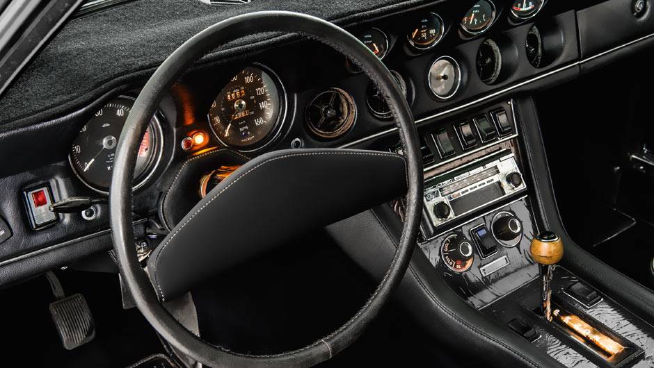 Seis mostradores, um rel&oacute;gio e quatro sa&iacute;das de ar &agrave; disposi&ccedil;&atilde;o do motorista | <a href="https://quatrorodas.abril.com.br/carros/classicos-grandescarros/jensen-interceptor-802579.shtml" target="_blank" rel="migration">Leia mais</a>