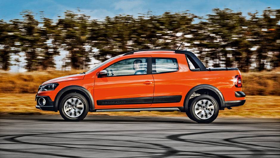 Barras longitudinais comp&otilde;em o santant&ocirc;nio e disfar&ccedil;am a eleva&ccedil;&atilde;o do teto | <a href="https://quatrorodas.abril.com.br/carros/testes/vw-saveiro-cross-cabine-dupla-802614.shtml" target="_blank" rel="migration">Leia mais</a>