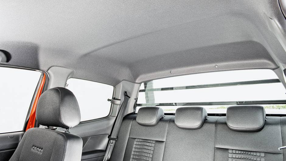 Cintos e apoios de cabe&ccedil;a para tr&ecirc;s, espa&ccedil;o para dois | <a href="https://quatrorodas.abril.com.br/carros/testes/vw-saveiro-cross-cabine-dupla-802614.shtml" target="_blank" rel="migration">Leia mais</a>