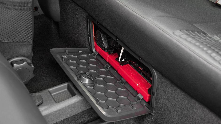 Porta-ferramentas leva macaco, chave de roda e tri&acirc;ngulo | <a href="https://quatrorodas.abril.com.br/carros/testes/vw-saveiro-cross-cabine-dupla-802614.shtml" target="_blank" rel="migration">Leia mais</a>
