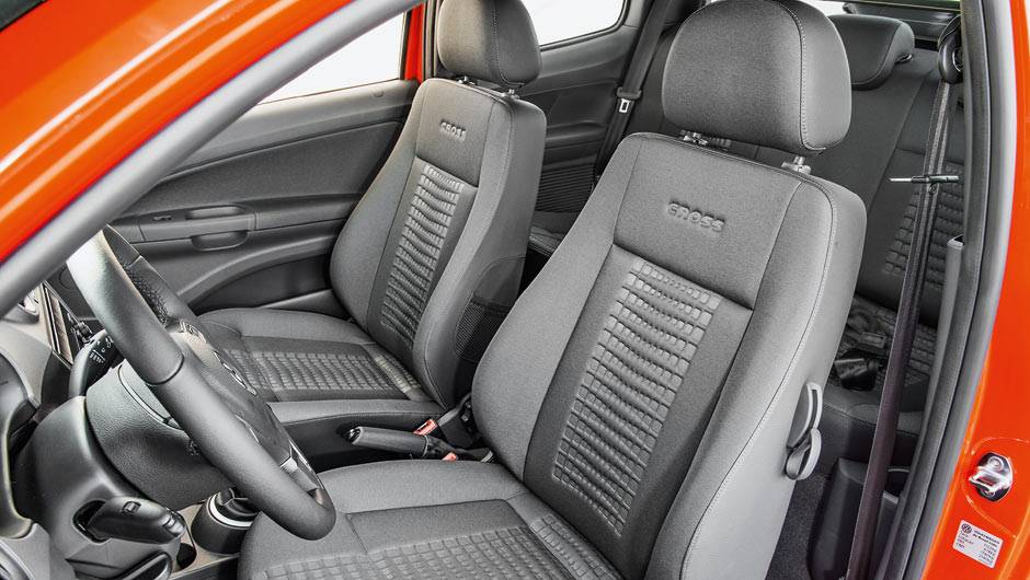 O banco reclina, mas n&atilde;o avan&ccedil;a | <a href="https://quatrorodas.abril.com.br/carros/testes/vw-saveiro-cross-cabine-dupla-802614.shtml" target="_blank" rel="migration">Leia mais</a>