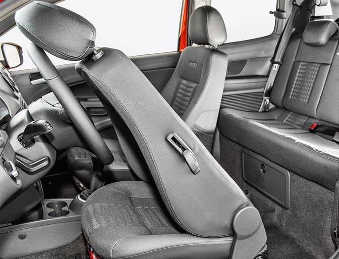 Acesso &agrave; traseira exige esfor&ccedil;o | <a href="https://quatrorodas.abril.com.br/carros/testes/vw-saveiro-cross-cabine-dupla-802614.shtml" target="_blank" rel="migration">Leia mais</a>