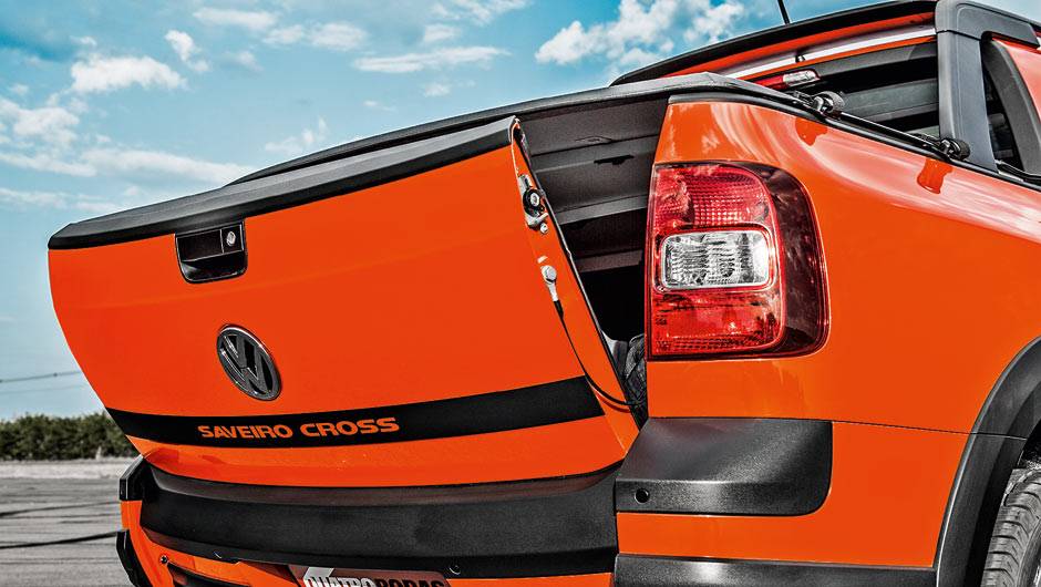Traseira tem tampa com molas a g&aacute;s | <a href="https://quatrorodas.abril.com.br/carros/testes/vw-saveiro-cross-cabine-dupla-802614.shtml" target="_blank" rel="migration">Leia mais</a>