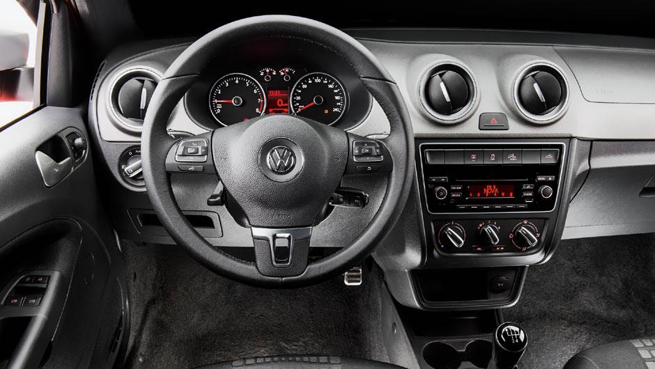 Dianteira da cabine dupla &eacute; igual &agrave; da estendida, mas com mais espa&ccedil;o vertical | <a href="https://quatrorodas.abril.com.br/carros/testes/vw-saveiro-cross-cabine-dupla-802614.shtml" target="_blank" rel="migration">Leia mais</a>