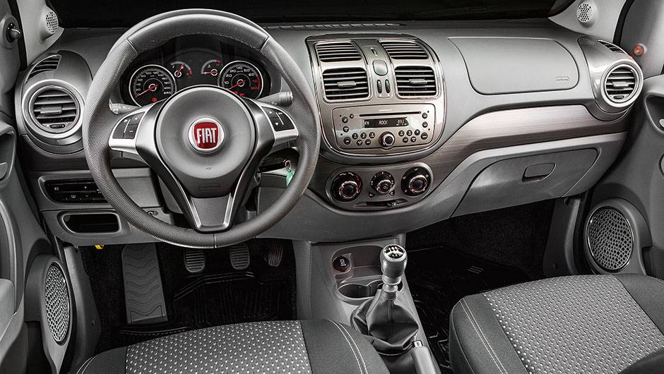 Ar-condicionado &eacute; item de s&eacute;rie, mas volante multifuncional &eacute; opcional | <a href="https://quatrorodas.abril.com.br/carros/comparativos/ka-x-prisma-x-voyage-x-grand-siena-806201.shtml" target="_blank" rel="migration">Leia mais</a>