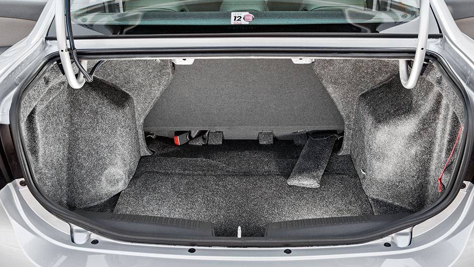 Porta-malas tem abertura ampla e capacidade de 520 litros | <a href="https://quatrorodas.abril.com.br/carros/comparativos/ka-x-prisma-x-voyage-x-grand-siena-806201.shtml" target="_blank" rel="migration">Leia mais</a>