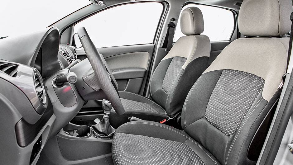 Dire&ccedil;&atilde;o tem ajuste em altura | <a href="https://quatrorodas.abril.com.br/carros/comparativos/ka-x-prisma-x-voyage-x-grand-siena-806201.shtml" target="_blank" rel="migration">Leia mais</a>