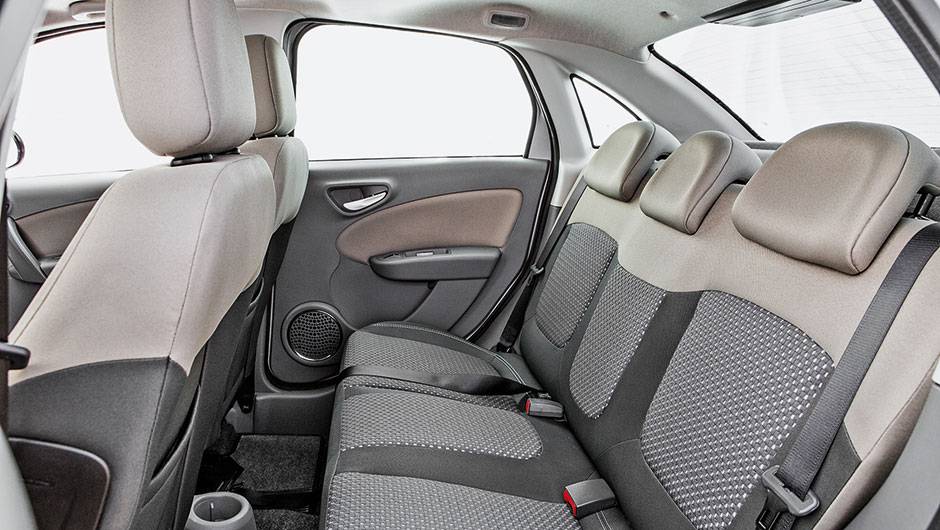 H&aacute; tr&ecirc;s apoios de cabe&ccedil;a na traseira | <a href="https://quatrorodas.abril.com.br/carros/comparativos/ka-x-prisma-x-voyage-x-grand-siena-806201.shtml" target="_blank" rel="migration">Leia mais</a>