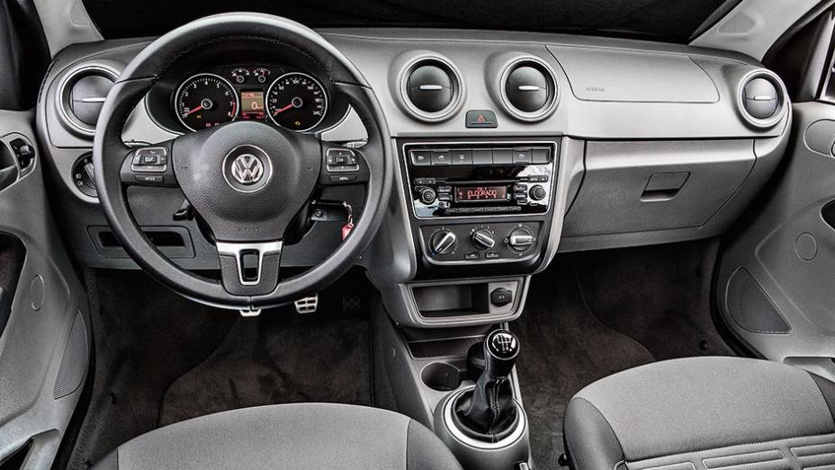 Versão Highline já vem com volante multifuncional e sistema de som | <a href="https://quatrorodas.abril.com.br/carros/comparativos/ka-x-prisma-x-voyage-x-grand-siena-806201.shtml" target="_blank" rel="migration">Leia mais</a>